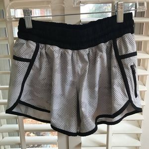 Lululemon White Triangle Grey Tracker Short Run 6